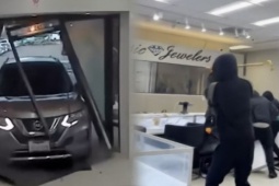 Băng cướp tông xe cửa tiệm, gom vàng trong 60 giây ở California