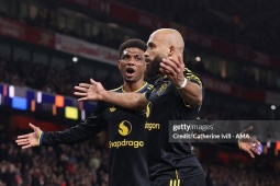 Diallo cà khịa Arsenal chỉ biết mỗi phạt góc, Mbeumo lập kỳ tích sánh vai Van Persie
