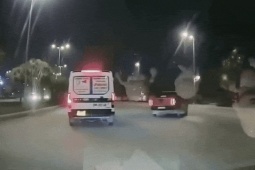 Clip: Bán tải mất lái, xoay vòng rồi quệt đuôi xe khách