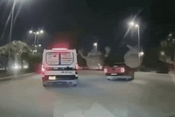 Clip: Bán tải mất lái, xoay vòng rồi quệt đuôi xe khách