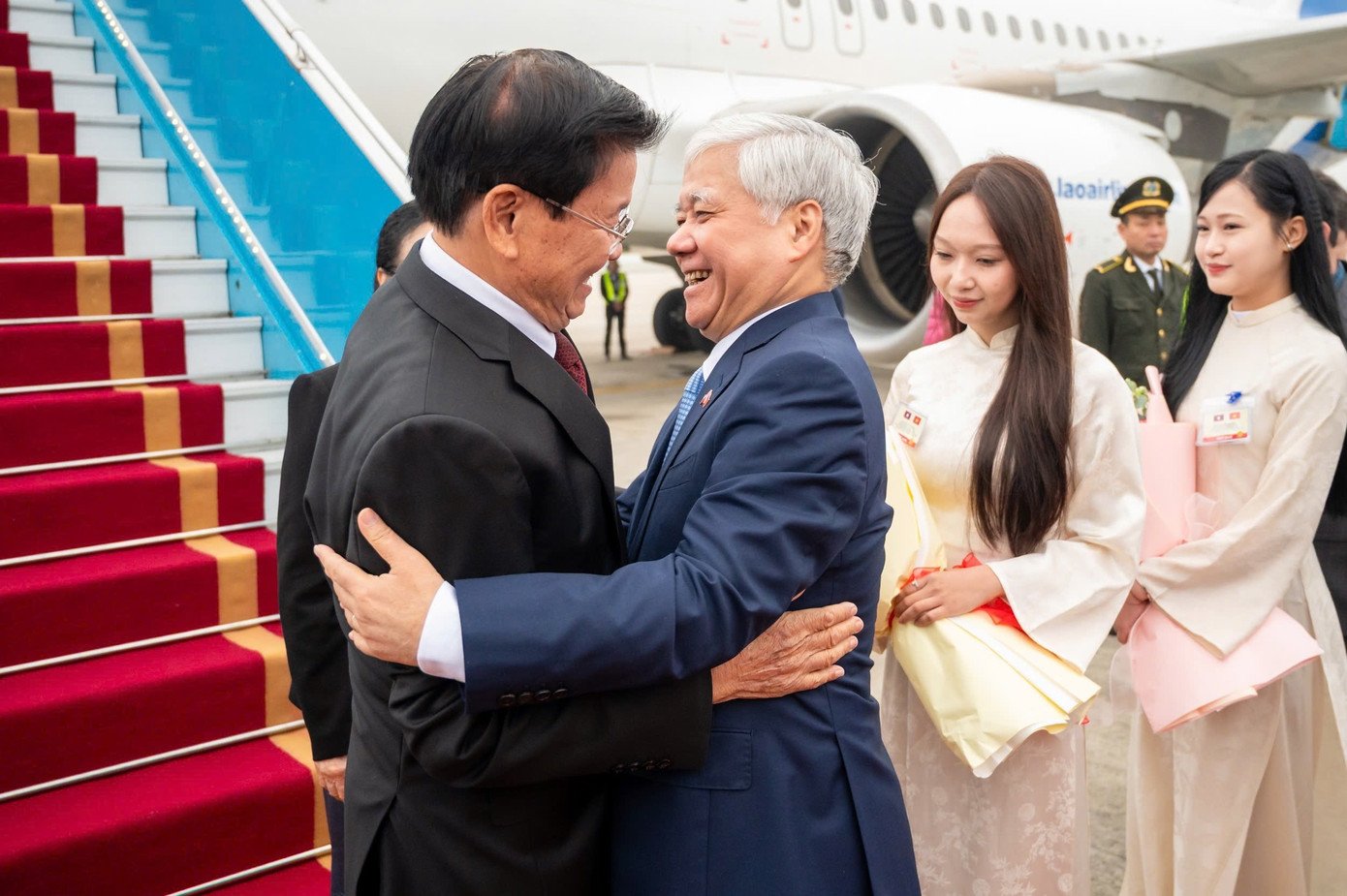 Tổng Bí thư, Chủ tịch nước Lào Thongloun Sisoulith và Phu nhân đến sân bay Nội Bài. Ảnh: Phạm Thắng