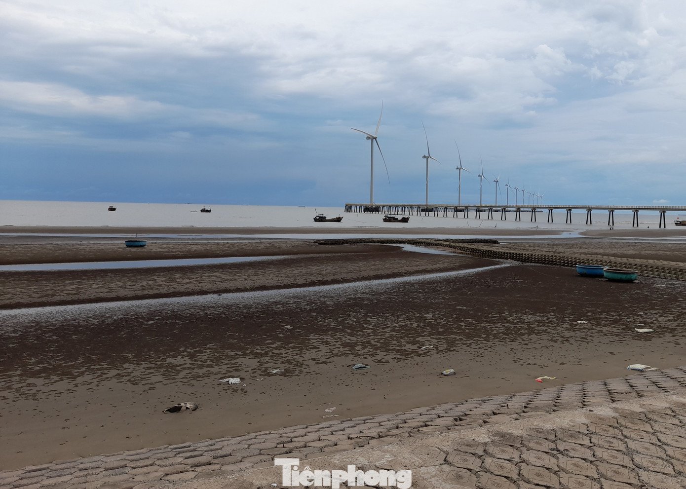 Vùng biển Đông ven bờ các tỉnh Đồng bằng sông Cửu Long là vùng biển phù sa do nhiều cửa sông lớn nhỏ đổ ra nên phần lớn là bãi bùn, nước không trong. Biển Ba Động là khu vực hiếm hoi trong khu vực có bãi cát dài hơn 10km. Do độ dốc thoai thoải, khi thủy triều xuống, bãi cát phơi ra hàng trăm mét từ bờ xuống tới mép nước.