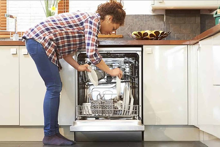Máy rửa chén bát sẽ giúp giải quyết nỗi lo này một cách hiệu quả.