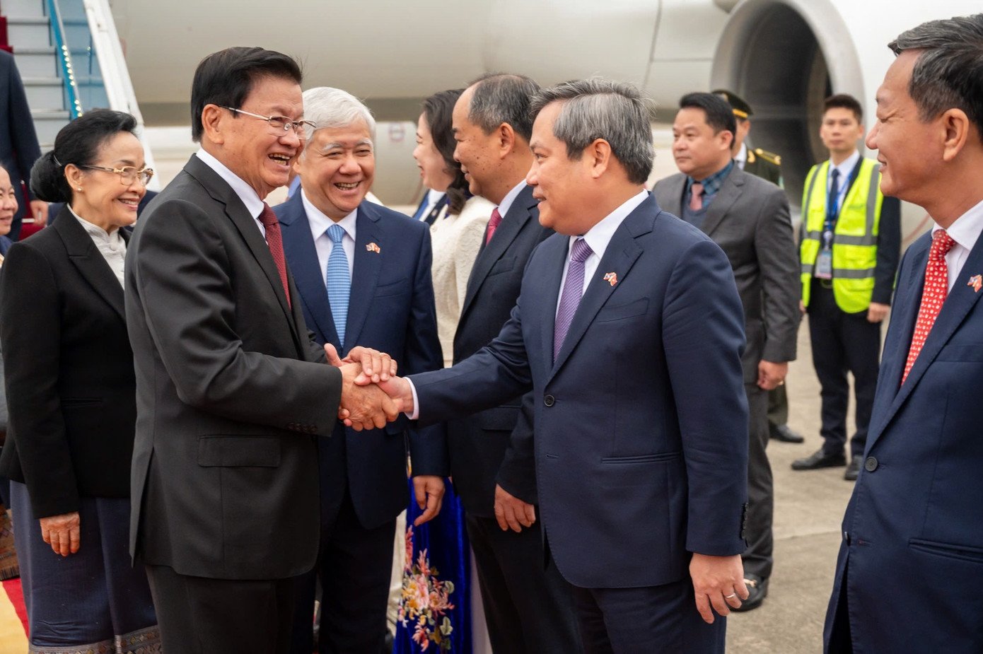 Tổng Bí thư, Chủ tịch nước Lào Thongloun Sisoulith và Phu nhân đến sân bay Nội Bài. Ảnh: Phạm Thắng