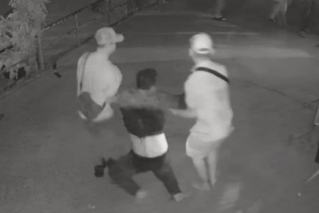 Camera ghi cảnh nam thanh niên bị nhóm người đánh gục tại nhà dân