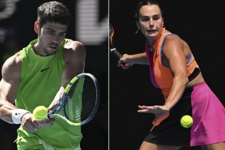 Australian Open 2026 gây bão, Alcaraz - Sabalenka bị yêu cầu bỏ vật "bất ly thân"