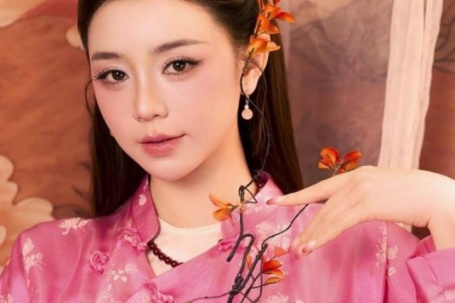 Quỳnh Kool gây chú ý khi diện áo dài hồng phấn