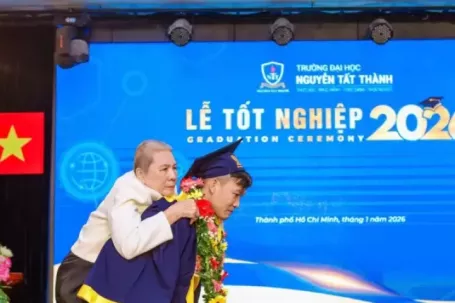 Nam sinh cõng mẹ lên sân khấu nhận bằng tốt nghiệp