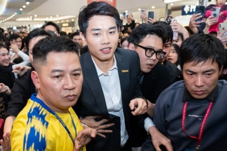 Cảnh hỗn loạn, chen lấn để gặp Nguyễn Đình Bắc tại buổi giao lưu