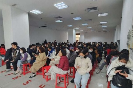 Giá vàng hôm nay mới nhất (26/1) tăng vọt, lập đỉnh mới: "Biển người" xếp hàng chờ mua vàng