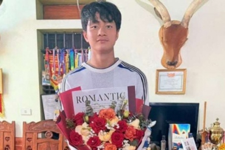 Thủ môn Cao Văn Bình: “Tấm huy chương này nặng, nhưng không nặng bằng thúng hoa quả mẹ bưng mỗi sớm khuya”