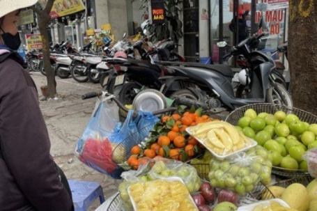 Những gánh hàng rong nặng trĩu nỗi lo mưu sinh những ngày giáp Tết