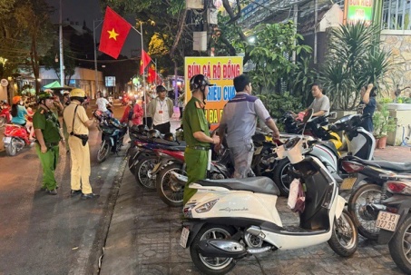 Đỗ xe máy trên vỉa hè bị phạt bao nhiêu tiền?