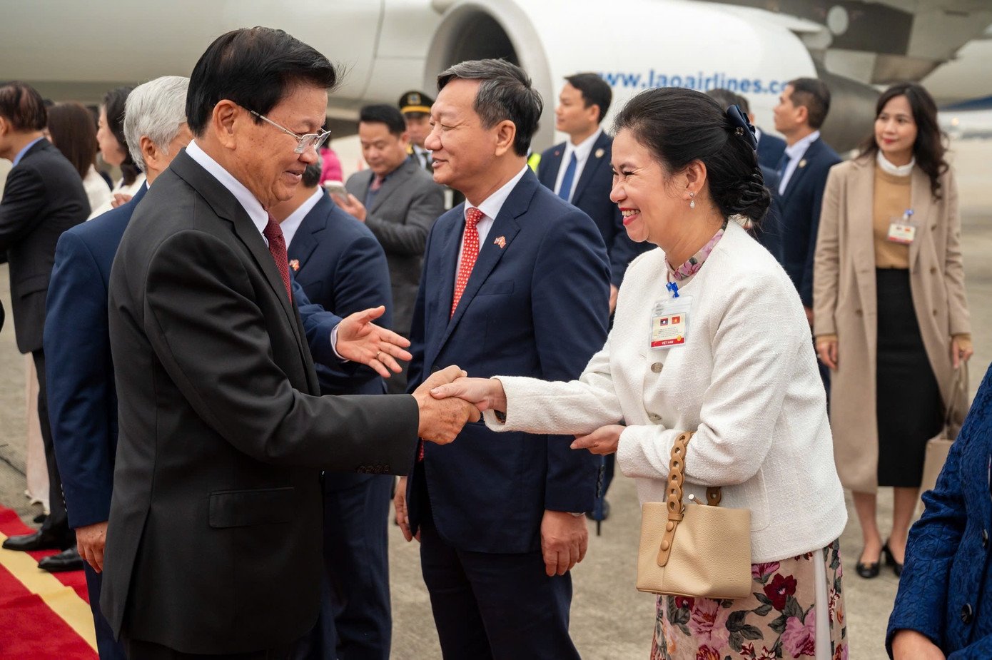 Lễ đón nhà lãnh đạo Lào tại sân bay. Ảnh: Phạm Thắng
