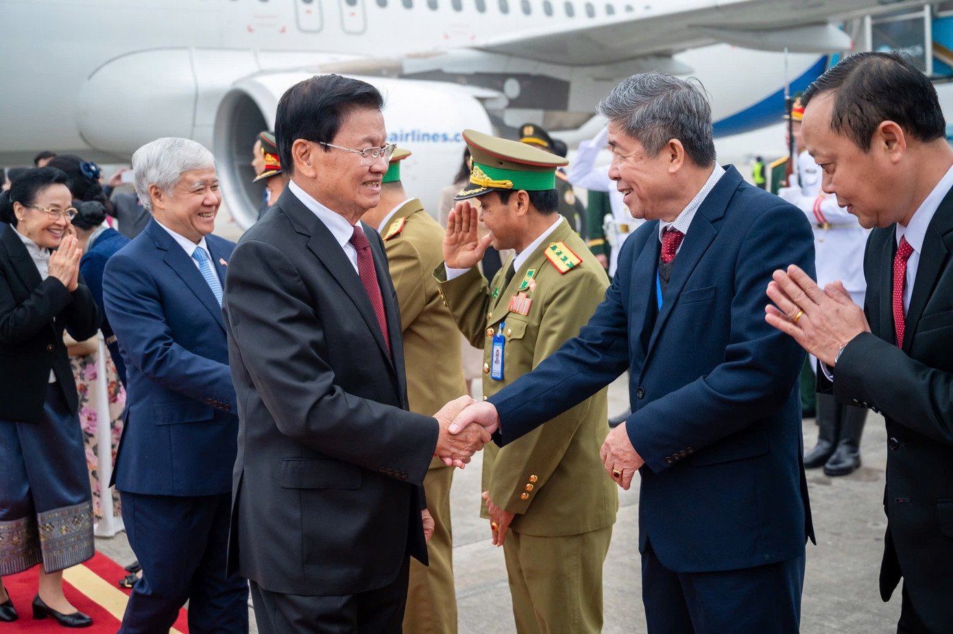 Lễ đón nhà lãnh đạo Lào tại sân bay. Ảnh: Phạm Thắng