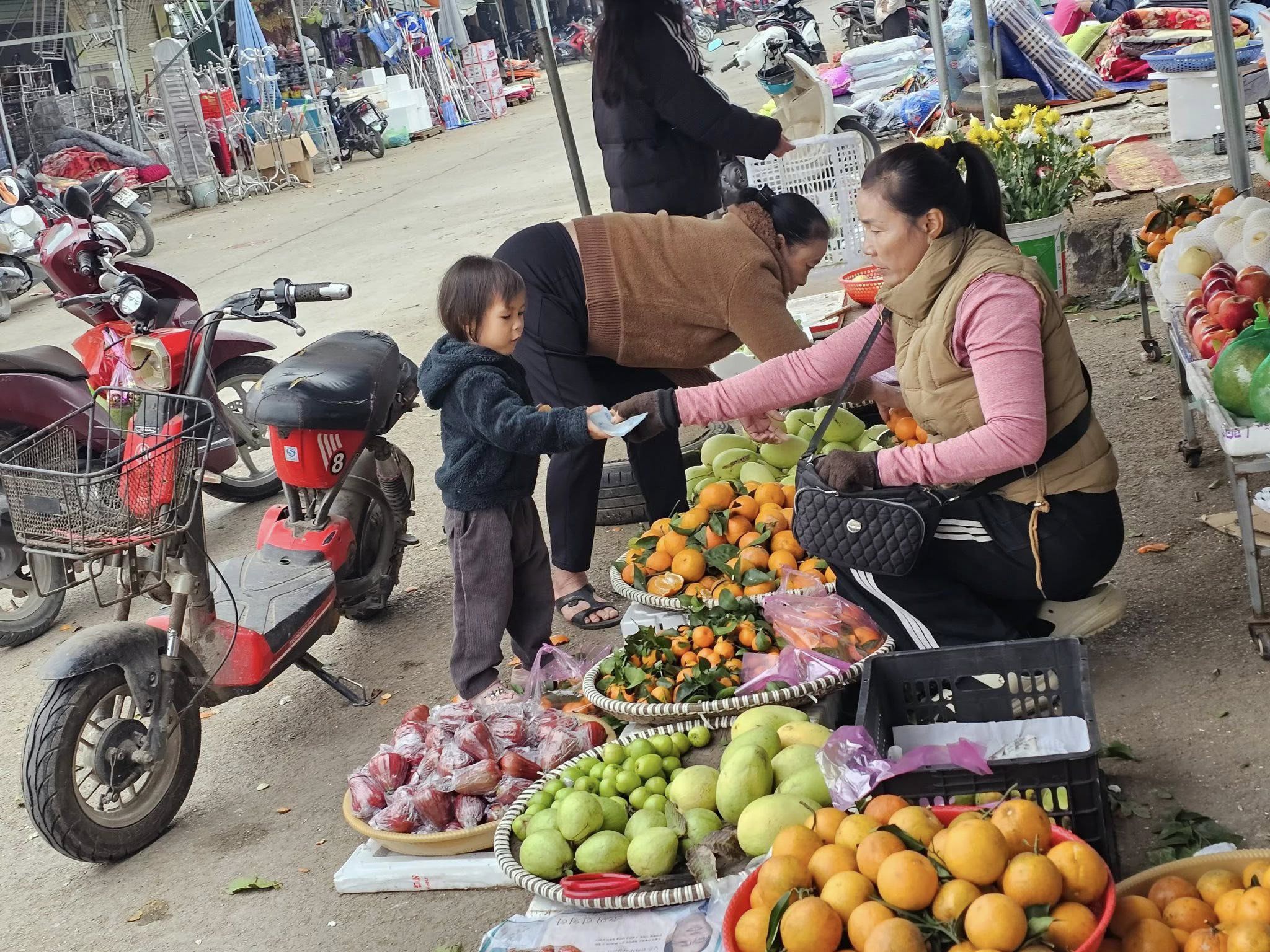 Thủ môn U23 VN Văn Bình được cả làng chào đón, mẹ bán hàng chợ quê đông nghịt khách vây quanh - 7