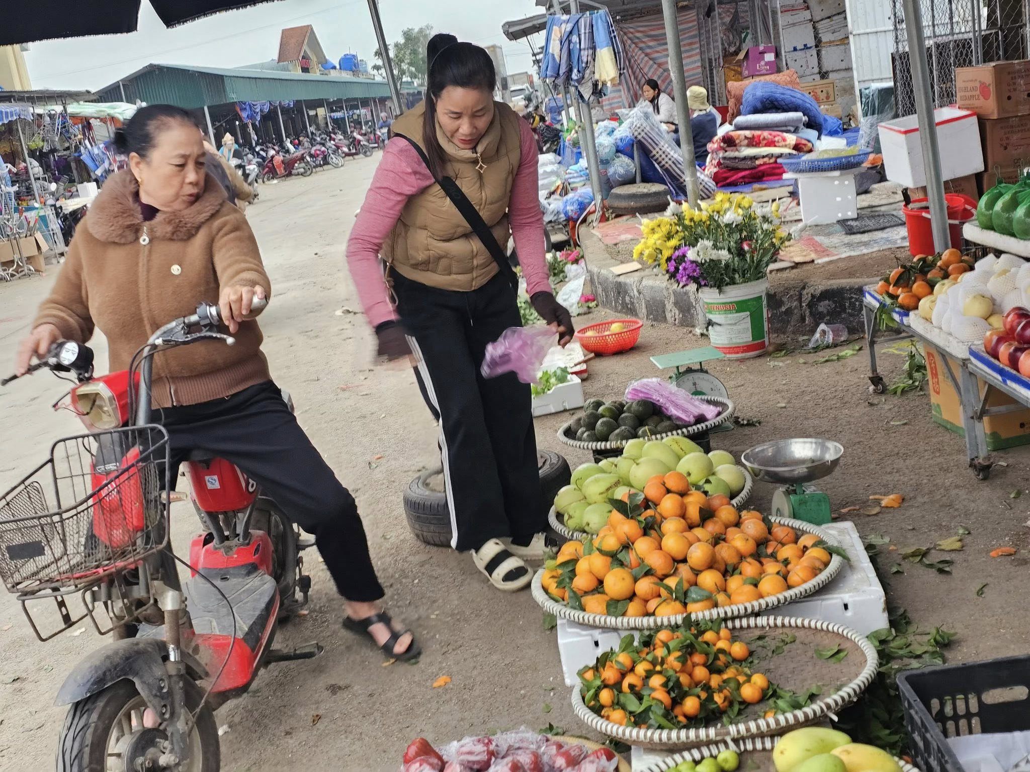 Thủ môn U23 VN Văn Bình được cả làng chào đón, mẹ bán hàng chợ quê đông nghịt khách vây quanh - 8