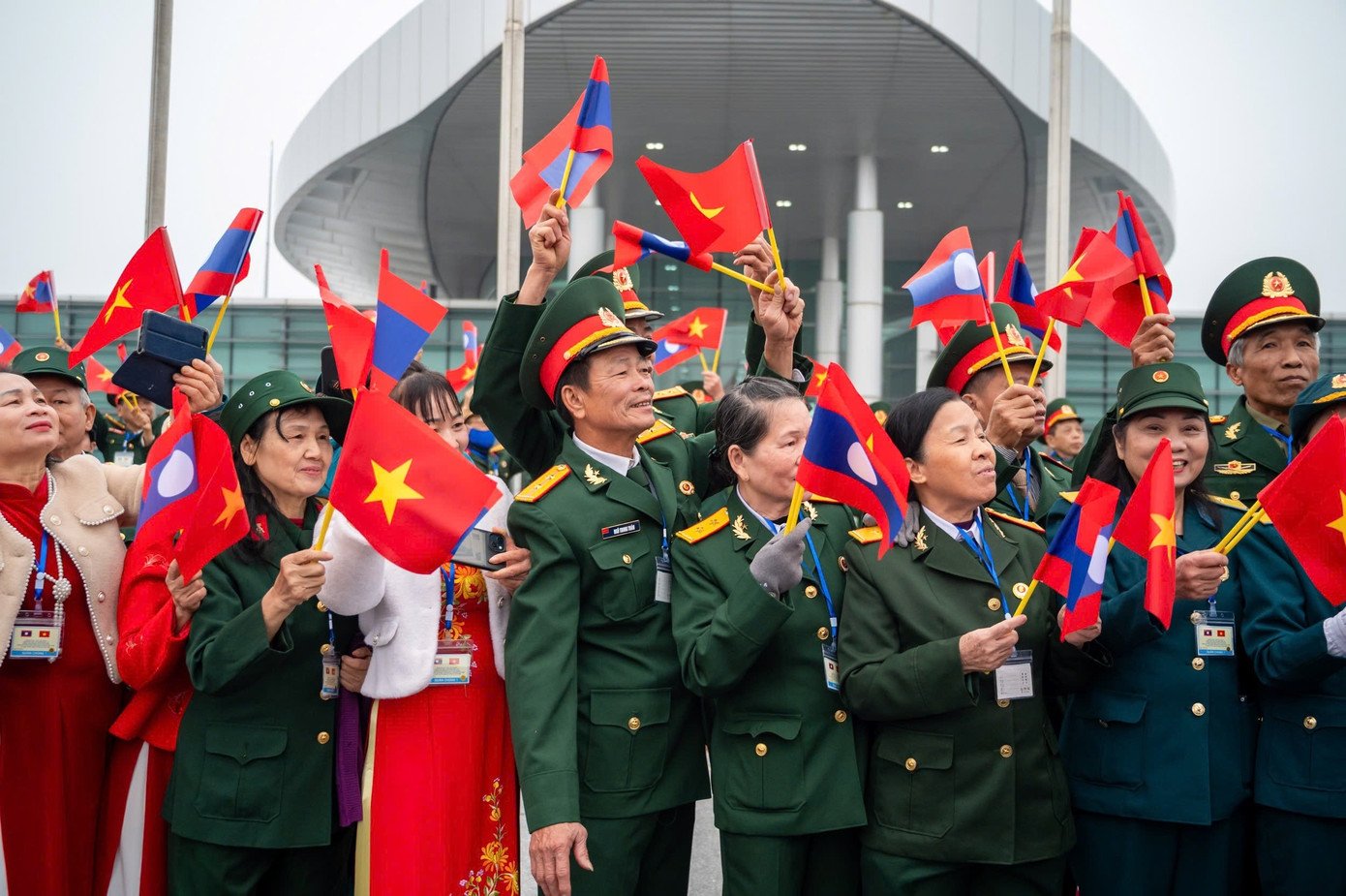 Lễ đón nhà lãnh đạo Lào tại sân bay. Ảnh: Phạm Thắng