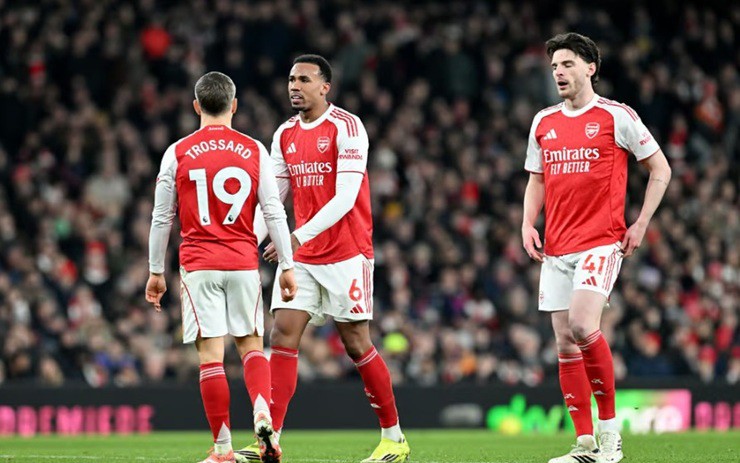 Arsenal bị các đối thủ bám đuổi&nbsp;thu hẹp khoảng cách&nbsp;sau trận thua MU&nbsp;ngay trên sân nhà