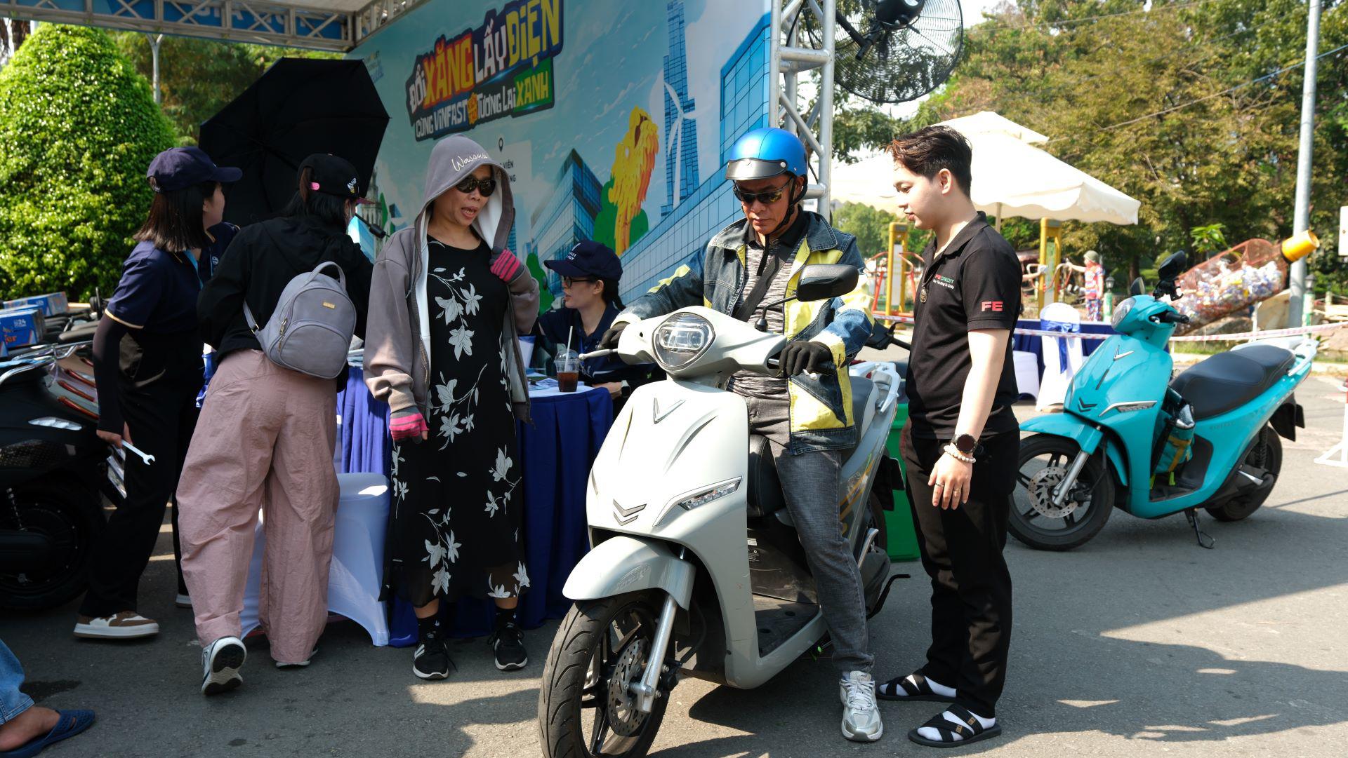 Người dân háo hức đến trải nghiệm các mẫu xe điện VinFast tại sự kiện “Đổi xăng lấy điện - Cùng VinFast kiến tạo tương lai xanh”