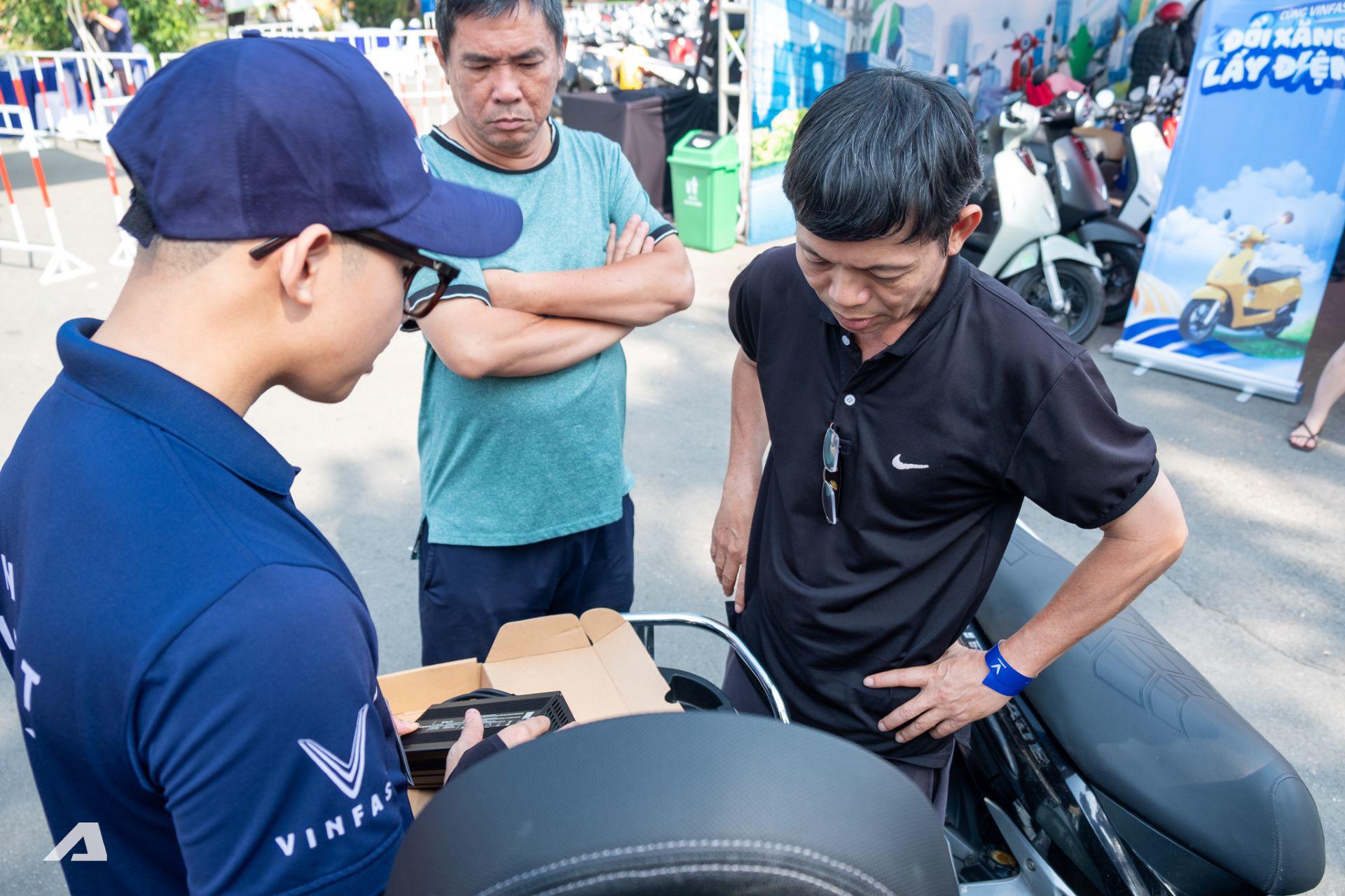 Ông Lê Văn Mạnh (áo đen) được tư vấn và trải nghiệm kỹ càng trước khi chốt đơn mẫu Evo Grand