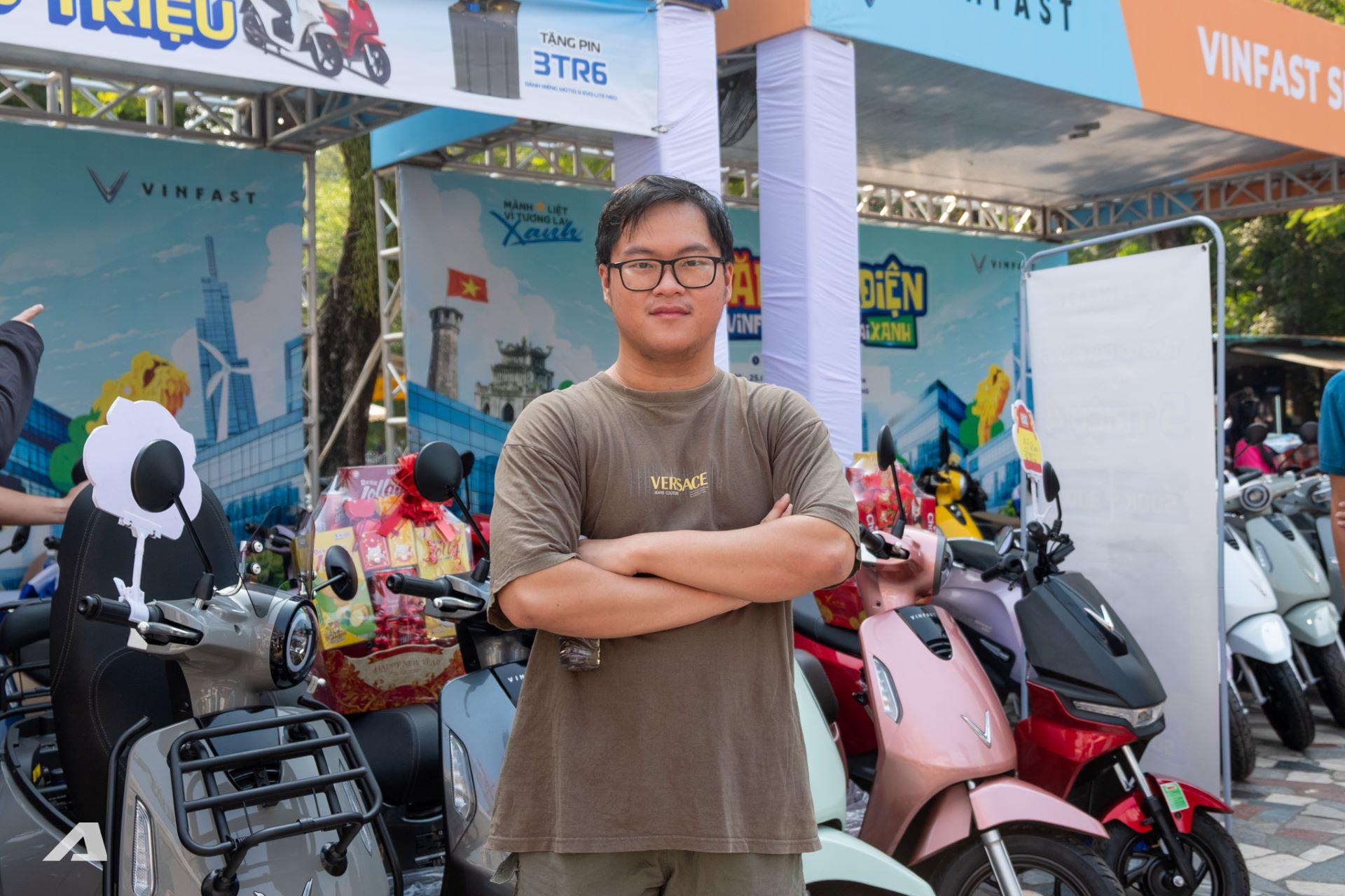 Bạn Nguyễn Hữu Tiến Minh lựa chọn xe máy điện VinFast tại sự kiện vì ấn tượng với ngoại hình và vận hành