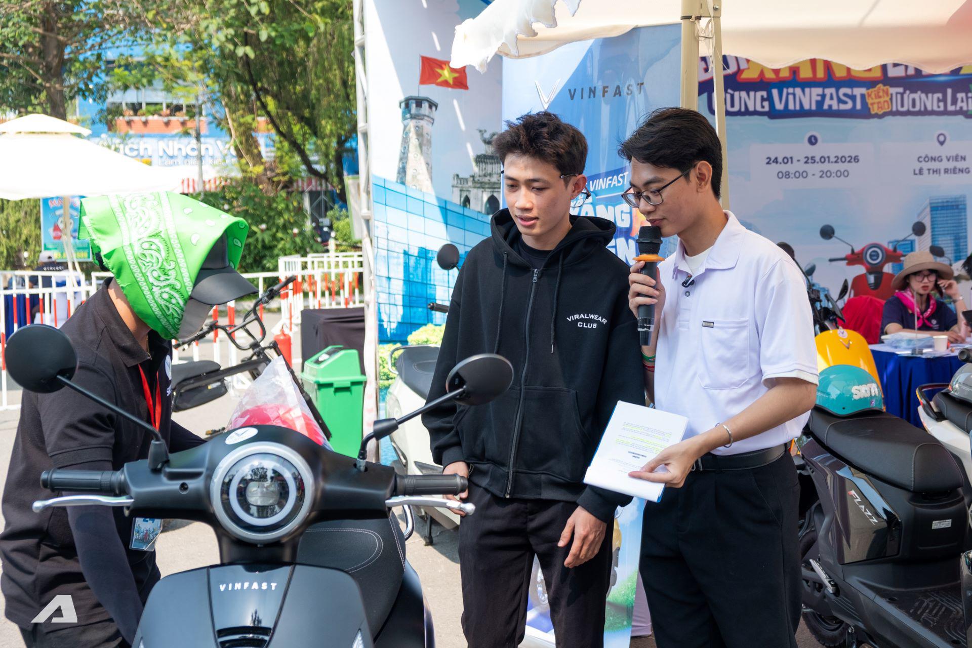 Trần Khánh Duy (áo đen) tin tưởng rằng xe điện sẽ phủ khắp đường phố cả nước