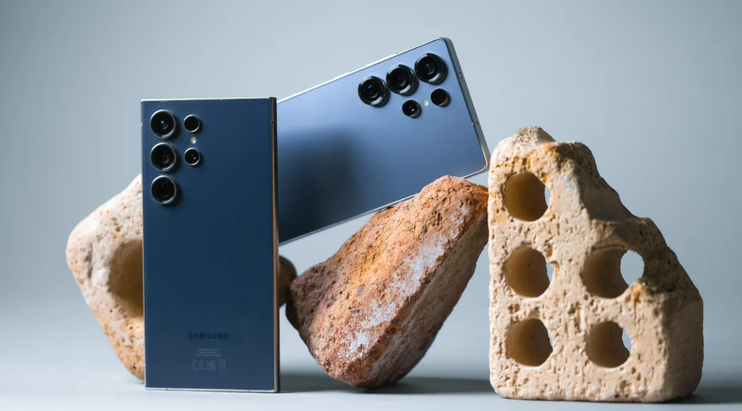 Galaxy S25 Ultra và Galaxy S24 Ultra.