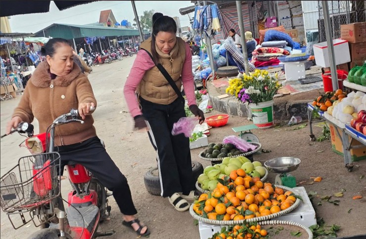 Thủ môn U23 VN Văn Bình được cả làng chào đón, mẹ bán hàng chợ quê đông nghịt khách vây quanh - 9