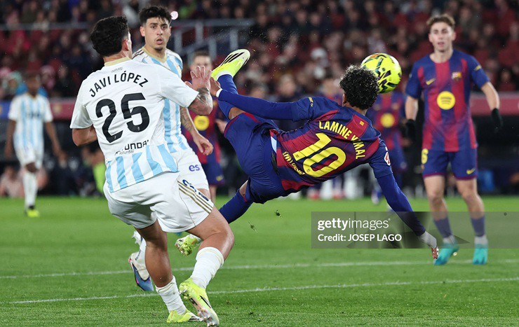 Khoảnh khắc Yamal ngả bàn đèn lập siêu phẩm