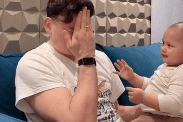 Con trai Đặng Văn Lâm cười khanh khách khi nghe bố kể chuyện