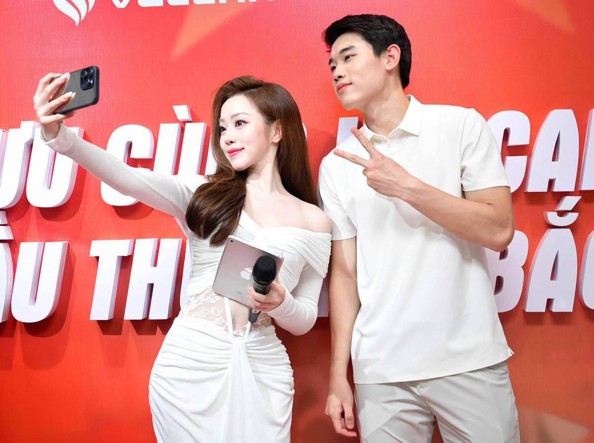 MC Phạm Phương Anh dẫn dắt chương trình giao lưu của Đình Bắc và khán giả Thủ đô