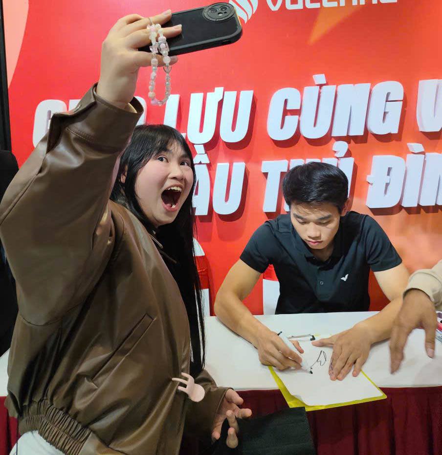 Cô gái trẻ&nbsp;tranh thủ chụp ảnh cùng thần tượng khi xin chữ kí.