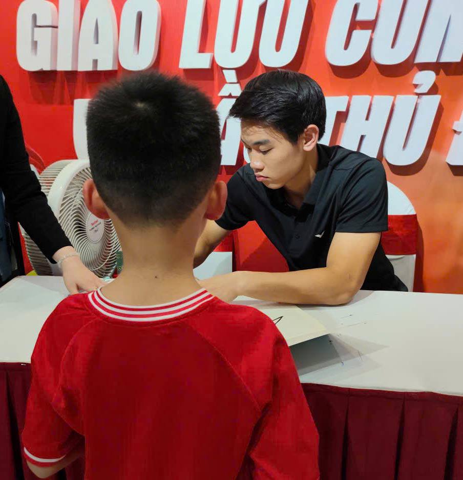 Tiền đạo số 7 miệt mài kí tặng hàng trăm fan hâm mộ tới chương trình