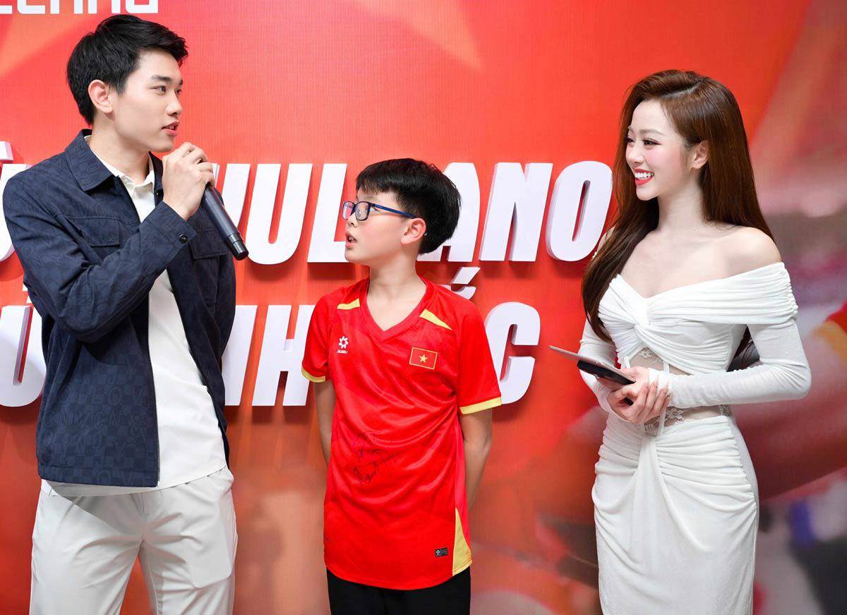 MC Phạm Phương Anh dẫn dắt chương trình giao lưu của Đình Bắc và khán giả Thủ đô