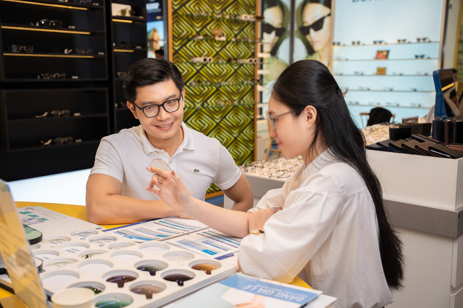 Danh mục đa dạng giúp khách hàng có thêm nhiều lựa chọn kính đổi màu phù hợp