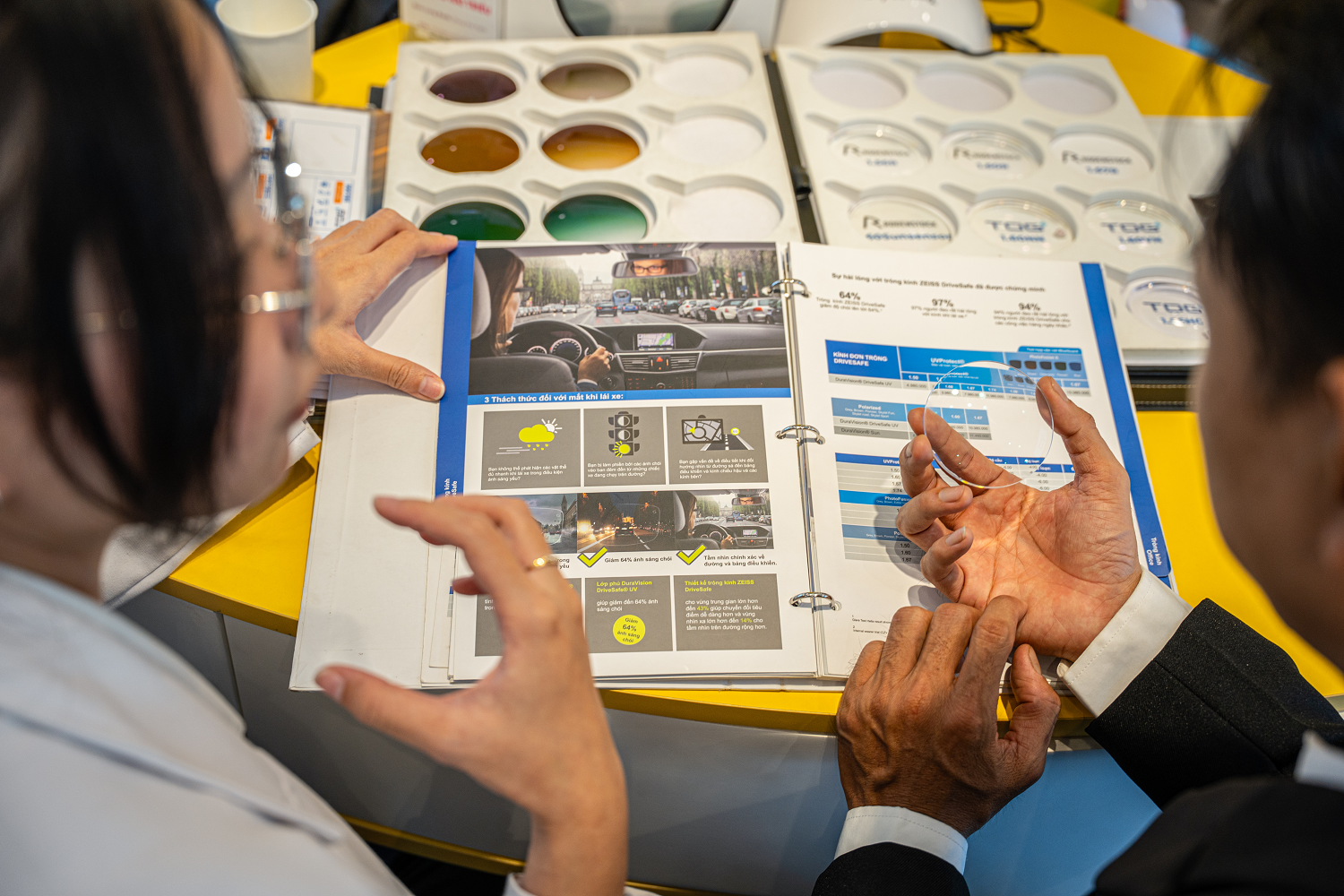 Bạn hoàn toàn có thể tìm thấy những dòng kính đổi màu chuyên biệt tại Hải Triều