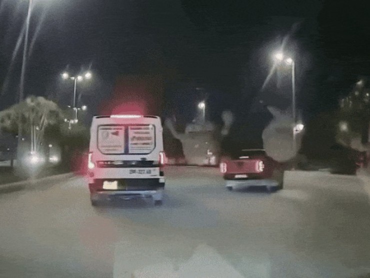 Clip: Bán tải mất lái, xoay vòng rồi quệt đuôi xe khách