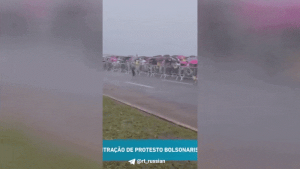 Sét đánh trúng cuộc biểu tình ở Brazil, nhiều người bị thương - 1