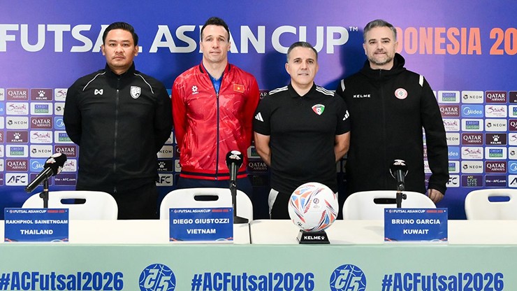 HLV trưởng ĐT futsal Việt Nam (áo đỏ) tham dự họp báo ngày 26/1.