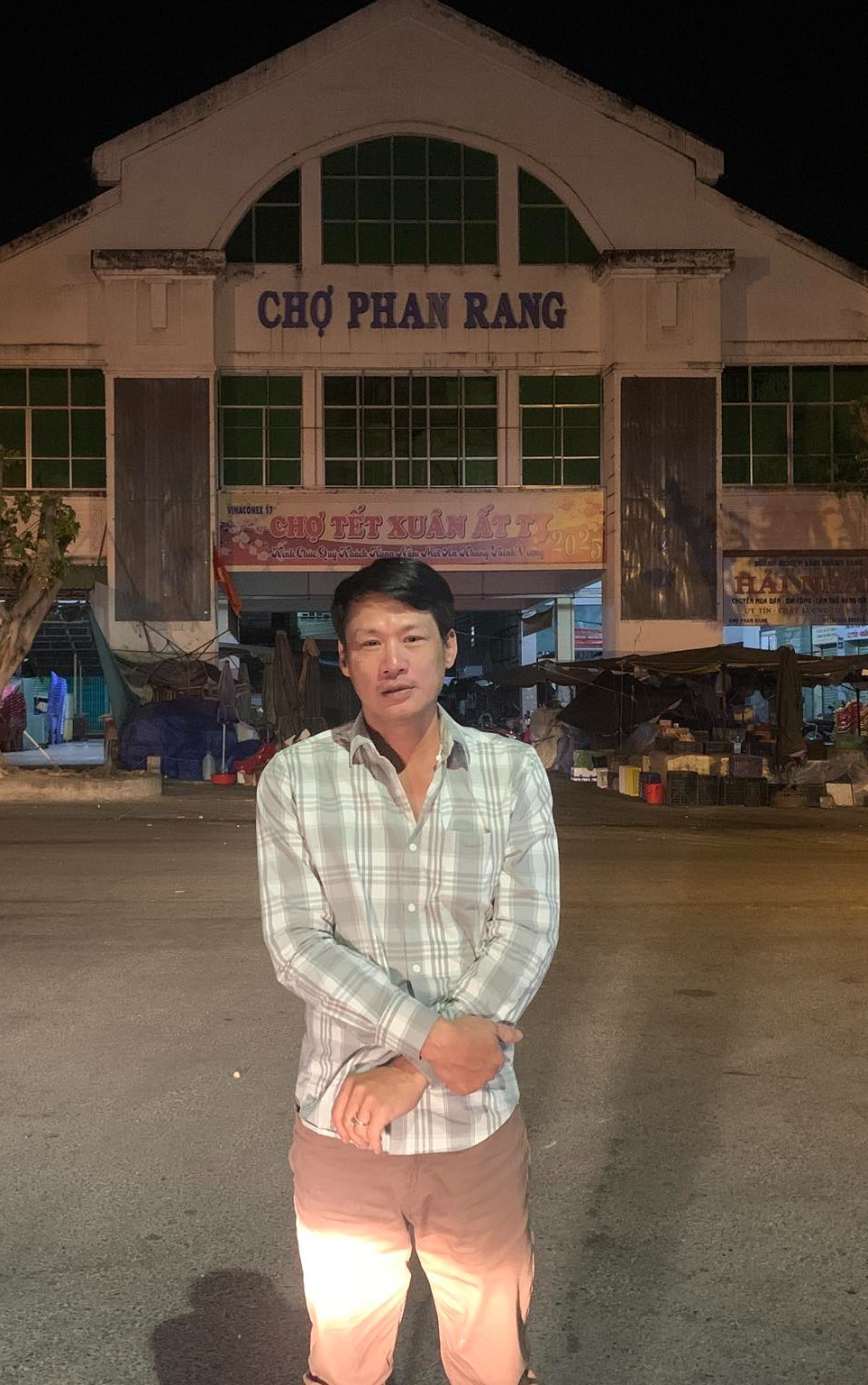 Con trai Thương Tín và nhạc sĩ Tô Hiếu về Phan Rang lo việc cho cố nghệ sĩ.