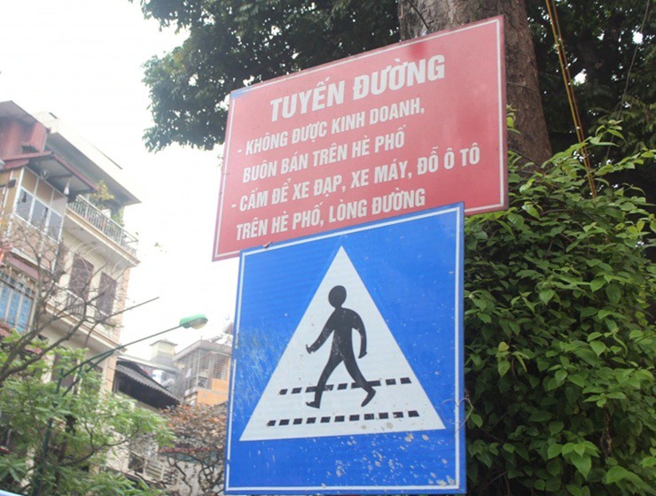 Đỗ xe máy trên vỉa hè bị phạt bao nhiêu tiền? - 1