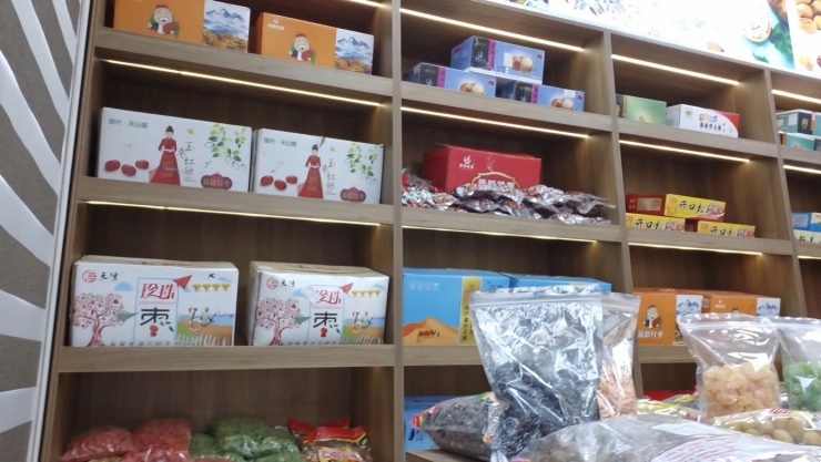 Bên trong một kho hàng xuất bán hàng không tem tiếng Việt