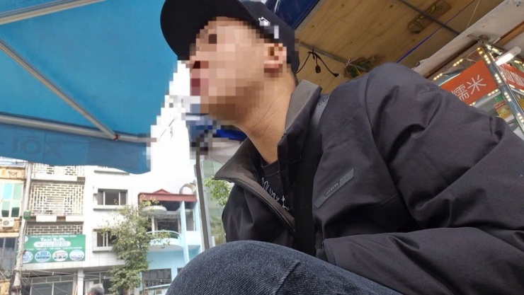 D., người chuyên nhận nhập hàng qua biên giới chia sẻ với phóng viên Ảnh: Minh Trí