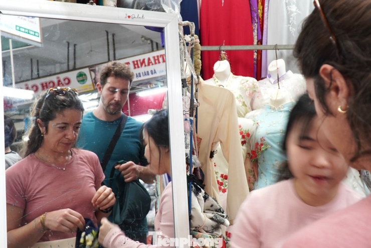 Khách Tây 'may nóng' áo dài, đu trend chụp ảnh Tết Việt - 2