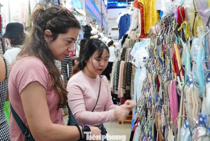 Khách Tây 'may nóng' áo dài, đu trend chụp ảnh Tết Việt - 1