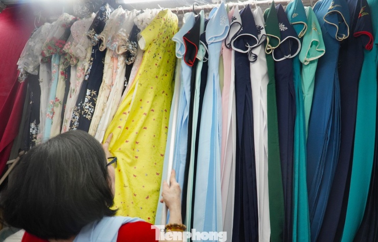 Khách Tây 'may nóng' áo dài, đu trend chụp ảnh Tết Việt - 8