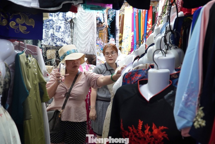 Khách Tây 'may nóng' áo dài, đu trend chụp ảnh Tết Việt - 13