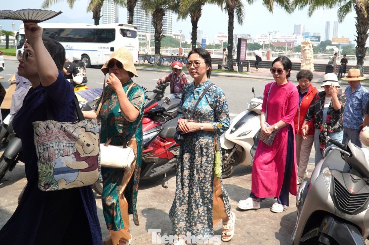 Khách Tây 'may nóng' áo dài, đu trend chụp ảnh Tết Việt - 24