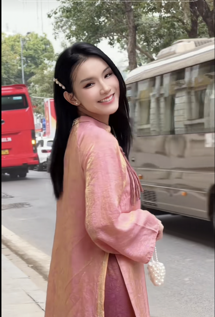 Thiết kế áo dài tông màu pastel giúp tôn lên vẻ dịu dàng, thanh lịch, đồng thời làm nổi bật nhan sắc trẻ trung của nàng hậu ở tuổi U40.